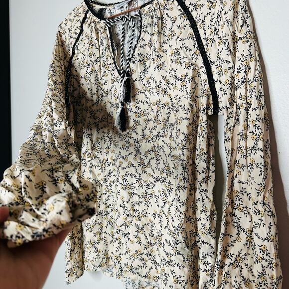 CUPCAKES AND CASHMERE Halston Cameo Rose Print V-Neck Blouse Size Large - Picture 11 of 13